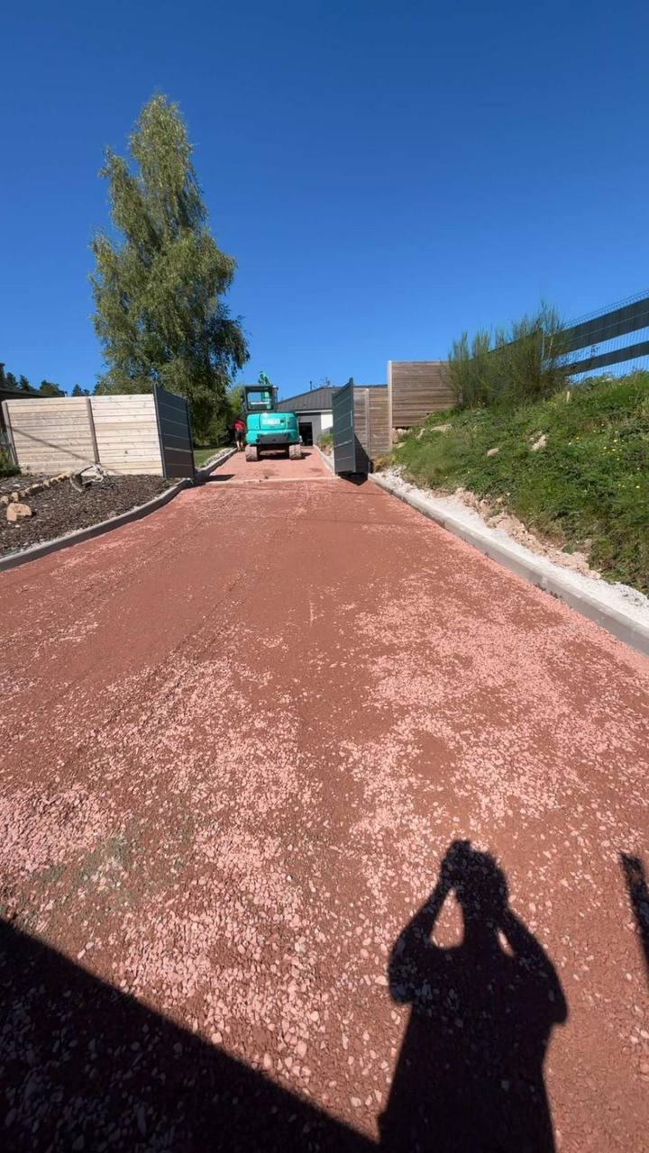 Allée gravier rouge